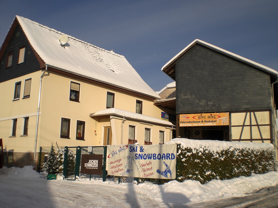 Ski- und Fahrradscheune im Winter