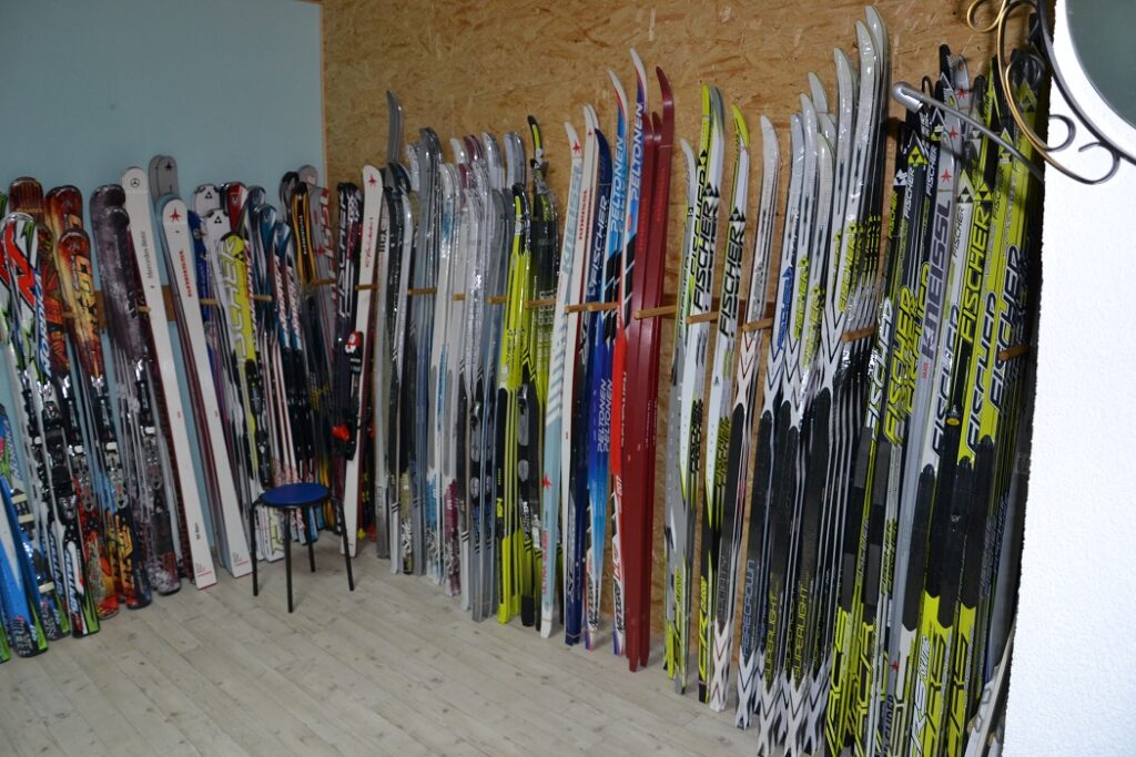 Klein aber fein ist unser Verkaufsraum für Ski und Snowboards