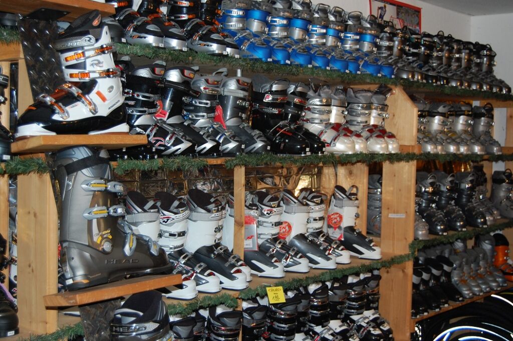 Verkaufsregal mit einer großen Auswahl an Skistiefeln und Softboots.